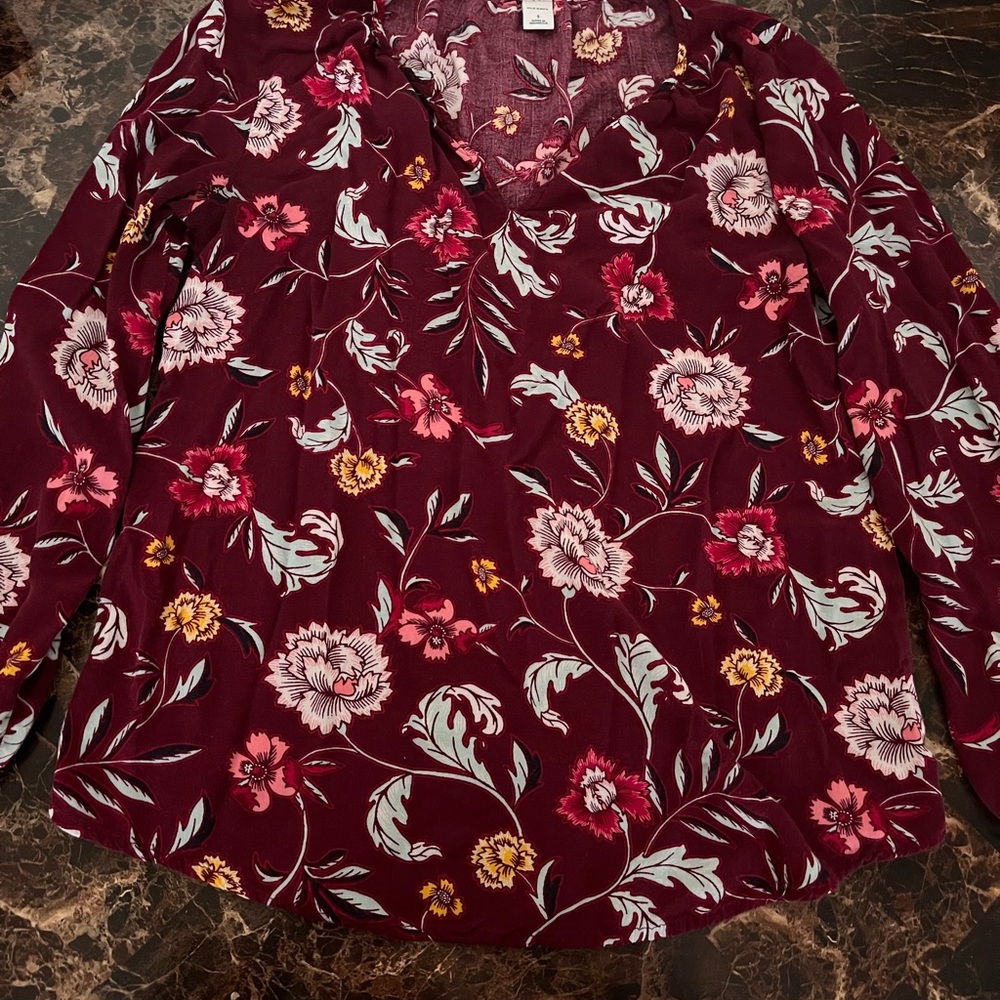 Old Navy Maroon Floral Blouse Size S with V neck detail